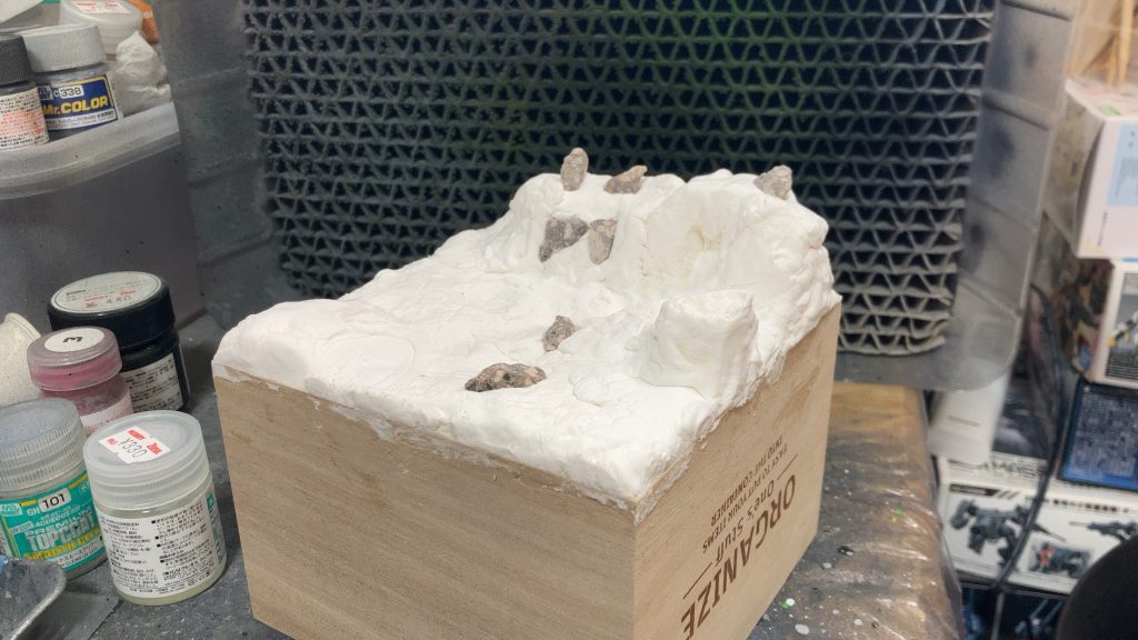 無塗装状態ベースはダイソーの木箱を使用しており地形もダイソーの紙粘土を使用しました。