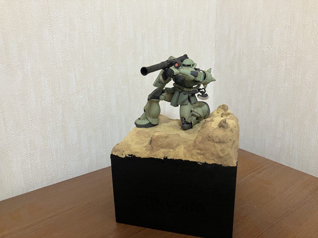 遠くからタミヤテクスチャーペイントのライトサンドを全体に塗り乾燥後、Mrウェザリングカラーやウェザリングマスターでグラデーションを掛けました。