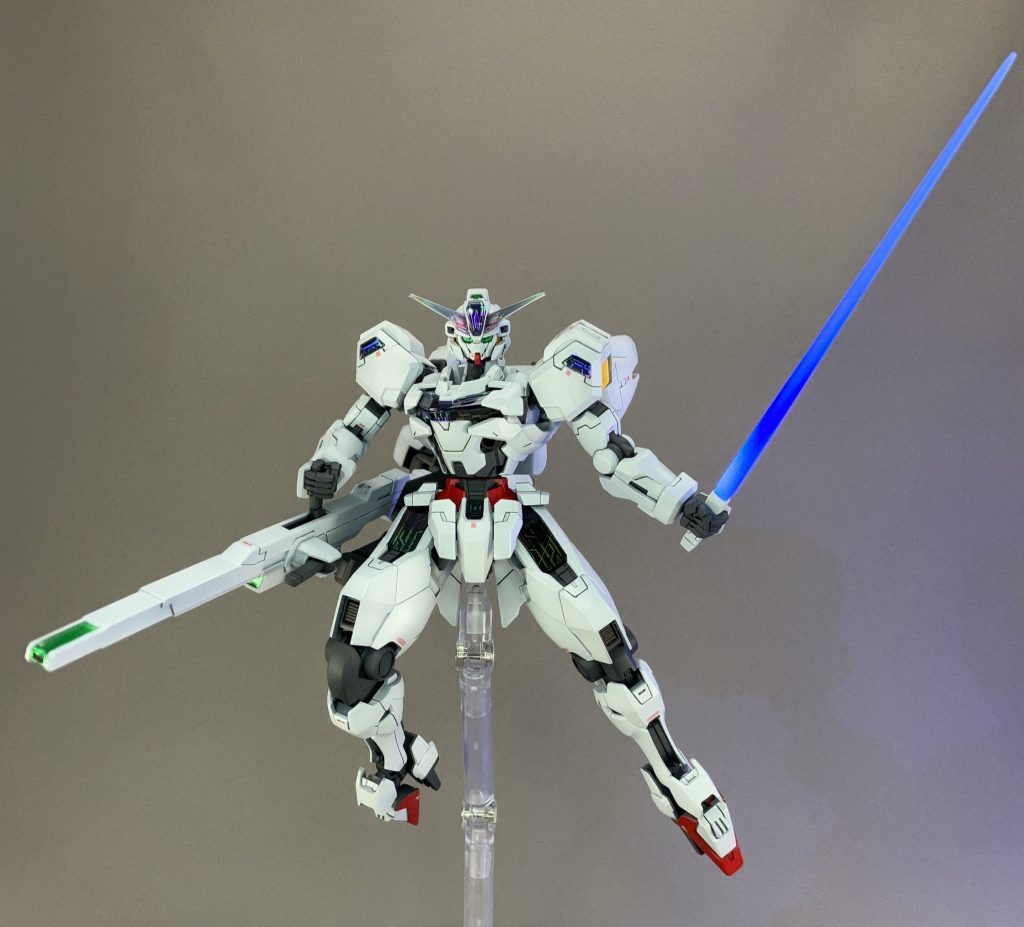 ビームサーベル。先端を少し尖らせてヤスリがけしました。こちらもブラックライトに反応します。