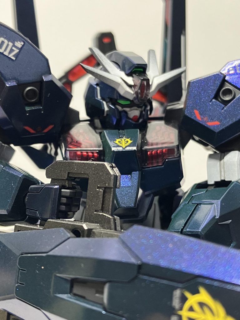 全体的に濃いめのパールブルーになっています！塗料はクレオスのクリスタルカラーのサファイアブルー、アメジストパープル、ガイアの蛍光イエローグリーン、クリアーブルーを混ぜて作りました！パールの粒子を見るとところどころにブルーや紫、緑などとてもキラキラした粒子が見れます！まるで星みたい。