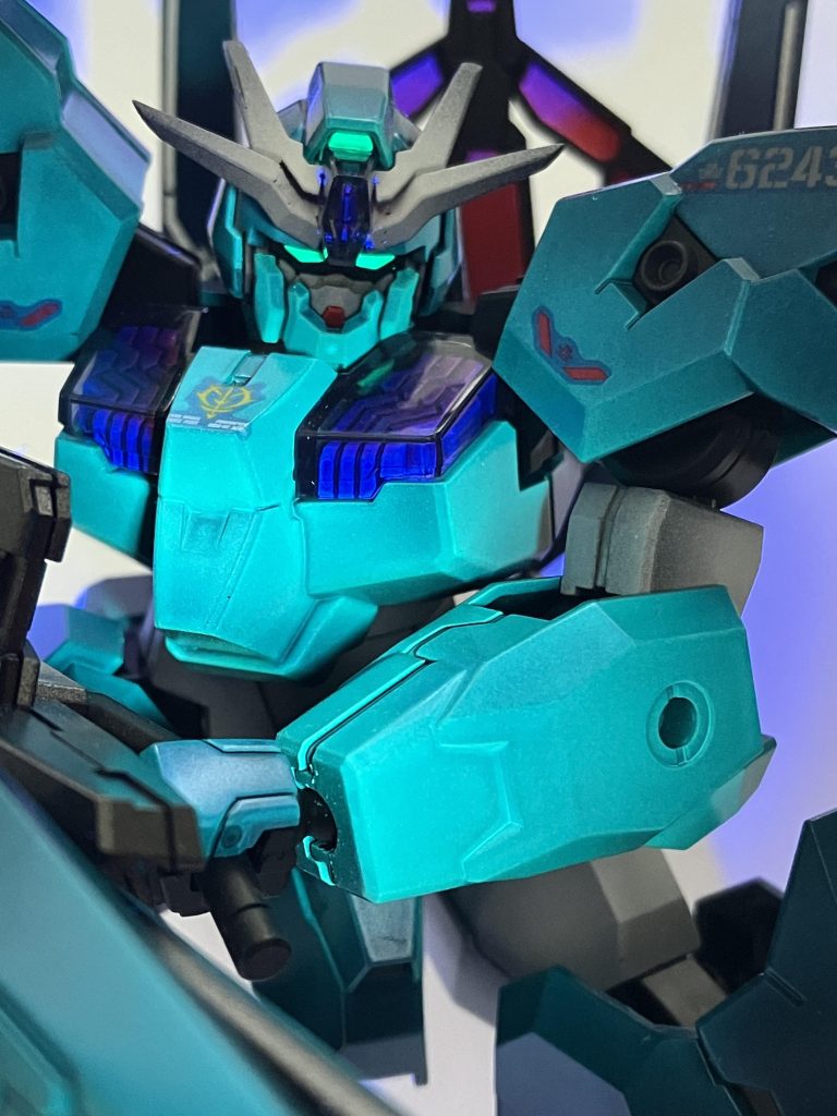 この色の特性でブラックライトを当てるとルブリスウルの明るめなエメラルドグリーンえと、色が変わるのが特徴です！さらにメタリックレッドのとこには、ガイアの蛍光クリアーを吹いてるので、パーメットスコア6を再現できます！