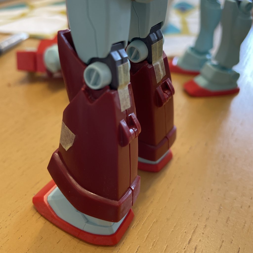 膝関節は、HGUCジムから移植してポリキャップで取付け出来る様にしました。