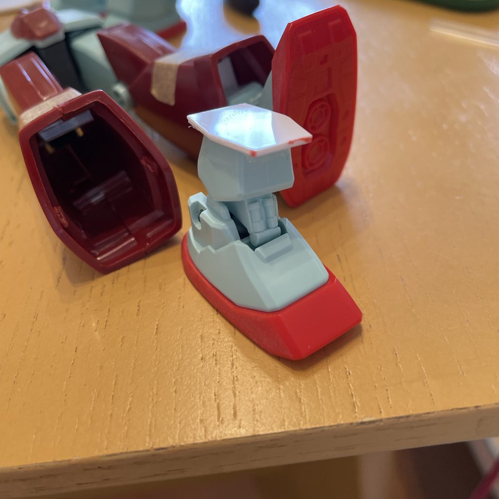 脚部は、HGUCジムの脛部分でカットして旧キットジムキャノンの脚部内に固定してあります。