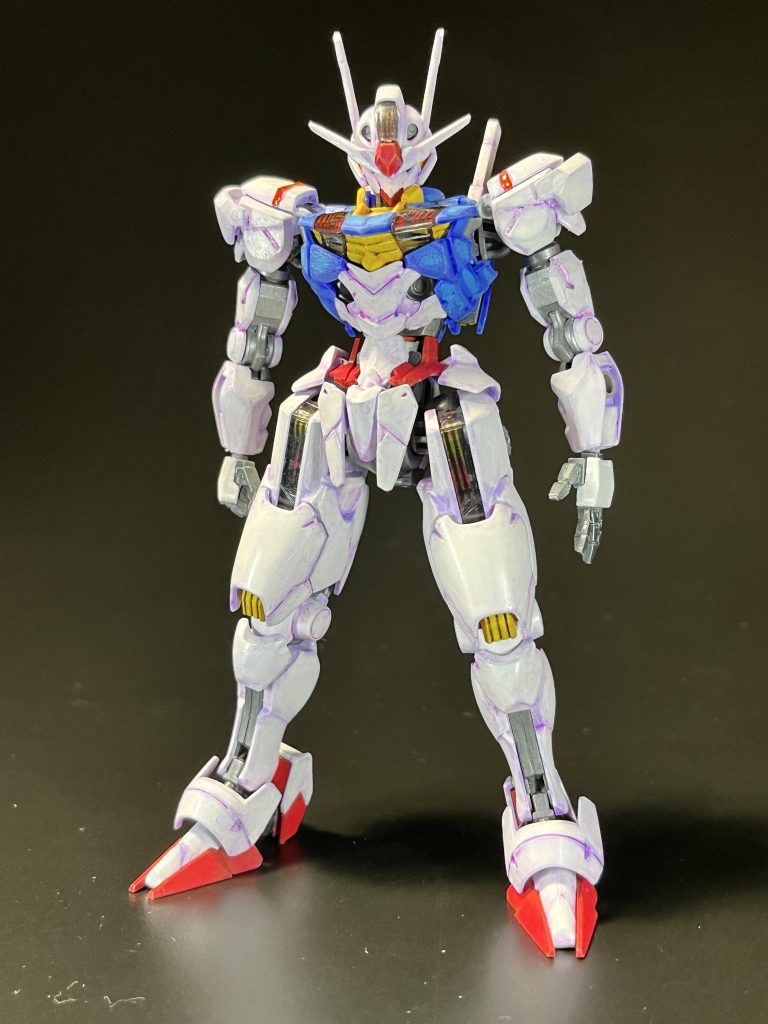 作成についてブレードアンテナの処理、平手が欲しかったので手首だけはビルダーズパーツにかえています。あとは説明書通りに。肩のシールのところだけ「外装なし」は❓に感じたので、レジン流しています。塗装について基本はファレホ筆塗りです。白  紫→紫+白→白…白 苦手です。青  エレクトリックブルー→ザブングルっぽいブルー→+同色+白 この色味気に入っています。赤  ダークレッド→赤→赤+白 黄  赤→黄色 オレンジから立ち上げればよかった。フレーム ガンメタ ベタ塗り  定番です。スミいれ クレオスのフィルタリングカラー各種筆塗りでグラデ狙いました。キレイ派の方、画像をアップで見ないでね。荒すぎます。