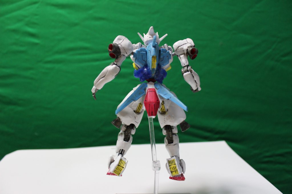 また、余談ではあるが、本機の操縦にはシステムとの直接的神経接続を必要とし、神経系を後発的に延長された強化人間が操縦士に選出されていた。膨大な情報を処理する中で神経系が焼き切れる操縦士も少なくなく、数回の使用の後、生体パーツとして使い捨てられていたという。