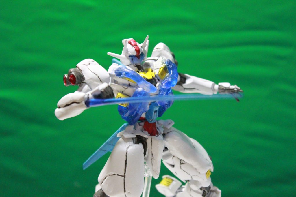 腕部にはビームサーベル発生器を装備しているが、携行する高出力ビームライフルによる接敵前撃破が常だったため、使用した例は極めて稀だったという。