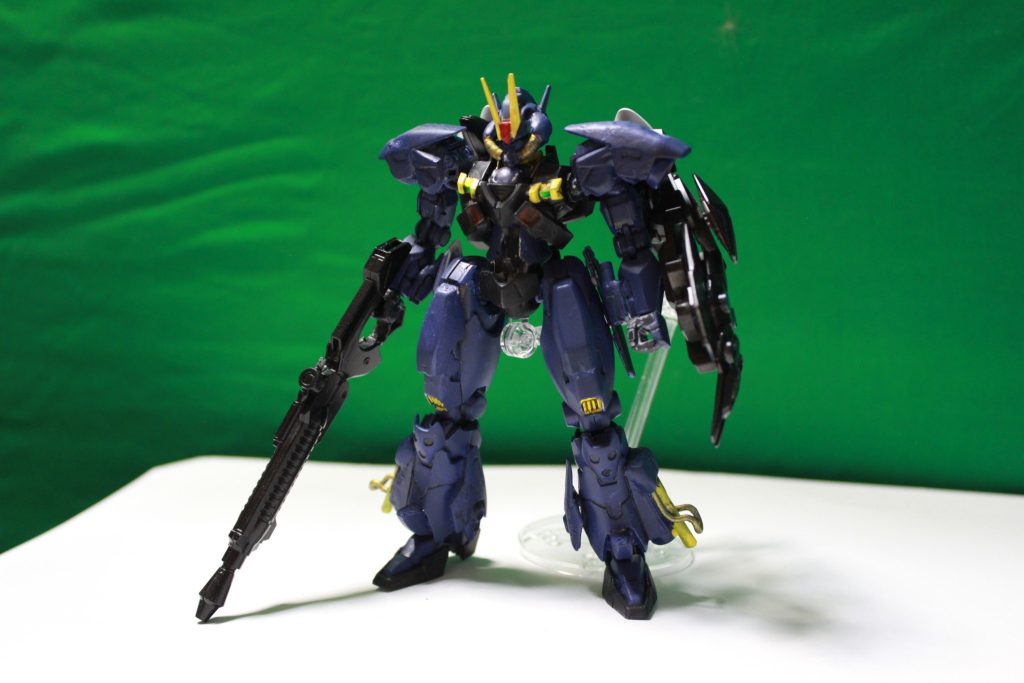 GN02-DAMNED地球連邦が戦争末期、二番目に開発したMS。本機はGN01-ADAMの戦闘補助を目的として開発され、至近距離戦闘に特化した機体である。GNSを搭載した機体ではあるものの、管理者権限を持つADAMに対して制限された権限しか有しておらず、本機が取得可能な軍事情報は限定的である。一方で、限定的であるがゆえに搭乗者への負担は比較的軽微であり、ADAMが終ぞ解決できなかった継続戦闘力を改善している。地球連邦上層部はADAMによる早期終戦を目算していたが、戦争の長期化により二号機の急造が求められた経緯がある。そのため本機は皮肉を込めてDAMNED―祝福されなかったものの名を冠された。