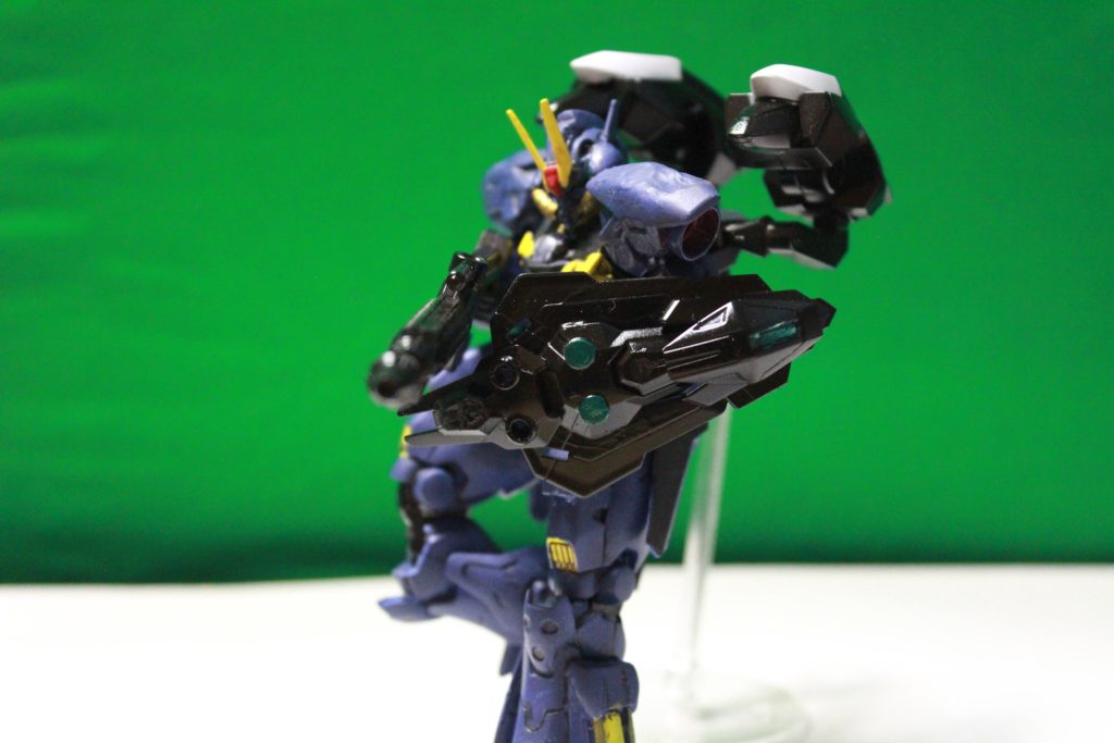 機械で延長された擬似視神経との接続が終わり、少年の視界が脳の中で花開く。破壊された建造物群。轟音の元で煙が上がる。戦場と化したコロニーは最早少年の見慣れたそれとは大きくかけ離れている。不意にプレッシャーを感じた。金属の鎧に身を包んだ剥き出しの敵意が、眼前に迫っている。恐怖を感じているのは自分ではない。こちらに火器管制システムを向ける操縦士の恐れが少年の中に流れ込み、耐え難い圧力が胸を締め付ける。なぜ、自分だったのか。