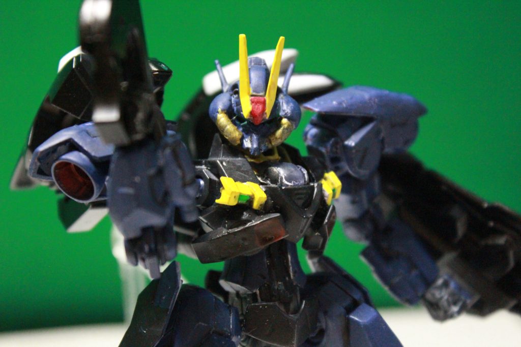 なぜ、自分だったのか。寮母は少年を鉄鎧の中に押し込んだ。ごめんなさい。コックピットが閉まる間際、寮母は涙を溜めて謝罪した。少年にはその理由は分からなかったし、もう二度とその理由を訊くこともできないだろう。大きな振動の最中で寮母の悲鳴が聞こえた気がした。