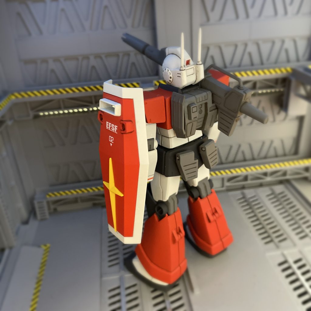 バックショット②HGUCジムヘッドの後頭部に旧キットアンテナ部分を付けパテで整形。思い付き行き当たりばったりでの作業だったので、なかなか大変でした。