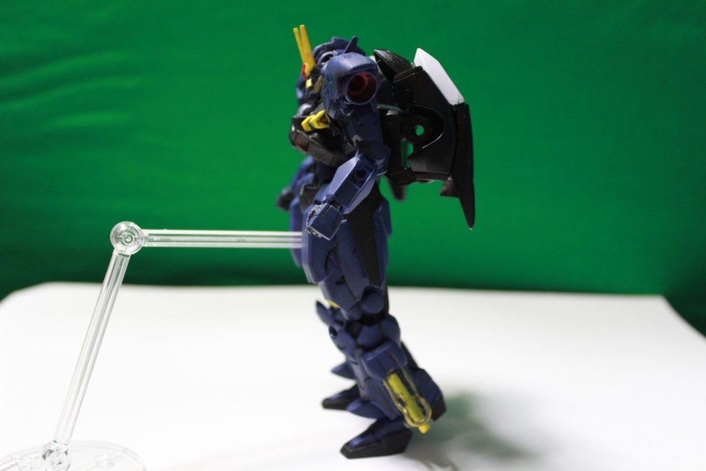 結果、コロニーは地球連邦残党により襲撃され、本来の操縦士は死亡。予備として増産されていた強化人間の一人が搭乗することとなり、ADAM捜索隊―コルウス隊に無事配備された。不可能とされていたコルウス隊の戦線離脱を殿として援護し、当陣営死傷者0名という輝かしい初戦を飾る。そのため命を救われた旗艦乗員たちからは愛称をつけて呼ばれることとなる——ガンダム、と。