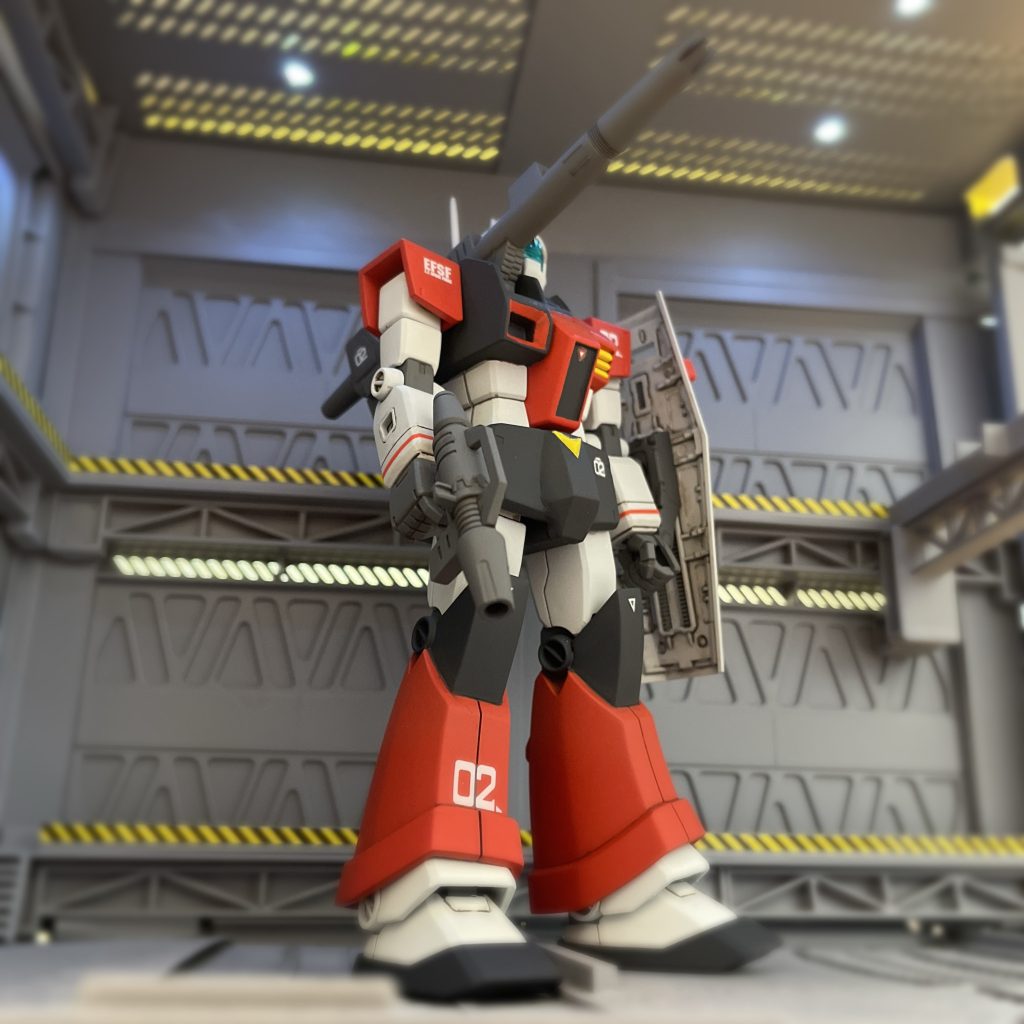 この角度からの煽りからの📸ジムキャノンならではのスタイルが強調されてカッコよく見せてくれます。脚部の仕上げは作成者それぞれの解釈で色々有る様ですが、私は脛部分に追加装甲を上から被せて強化したと解釈してジムの脚部アーマー有りの状態で作成してみました。古いキットは、手の入れ甲斐が有って作ってて苦労や手間が多い分出来上がった時の満足度も高くとても楽しい時間でした😊