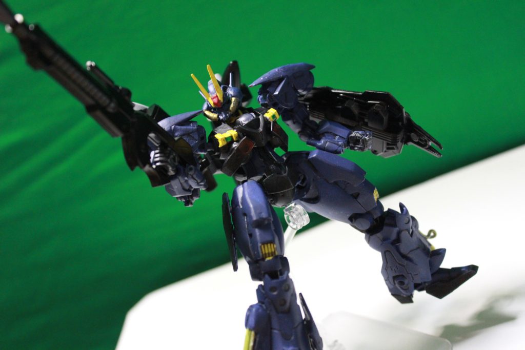 物心つく頃から親代わりは施設の寮母だった。周囲の大人からは、はぐらかされ両親の行方は終ぞ知り得なかった。多少の不自由さはあったものの、同じ境遇だった施設の仲間たちと心から打ち解け、彼が知る限り十分に幸せな生活を送っていた。それが、今日、一変した。コロニーは謎のMSたちに襲撃され、皆、散り散りになった。混乱の中で少年は施設の地下に格納庫を——黒いMSを見つける。