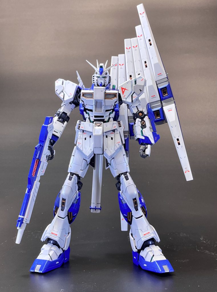 色が福岡のνガンダムに似ている。。。いやいや、Hi-νガンダムのカラーを狙いました😄子供の頃、劇場で見た【逆襲のシャア】。三十前後のアムロとシャアに違和感を覚えたのも遠い昔です。その時νガンダムのカラーが地味だなと感じていたことがこの色味に仕上げたきっかけです。塗り替えてから言うのもなんですが、大人になって改めて見るνガンダム