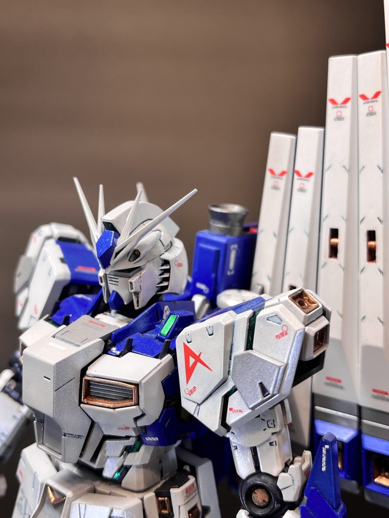バストアップ。フレームはガンメタのベタ塗り。白•••白→ダイヤモンドシルバー青•••ガンダム系によく使う青→サファイアブルーグレー•••サフ地にダイヤモンドシルバー（サボりました）ダクトなどワンポイントにファレフォのシルバー、カッパーでアクセントを入れています。ガンダムデカール使用、サイコフレーム、センサー等は付属のシールです。　ブラックライト当てているので光って見えるのではないでしょうか？
