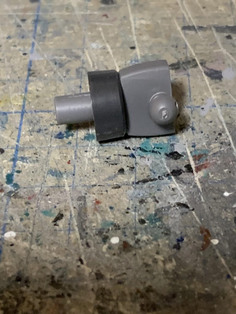 腰は元のパーツを切ってスペーサーを挟みました。