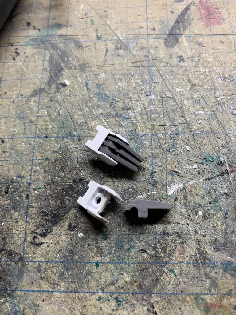 踵は切り貼りしてヒールとして固定。