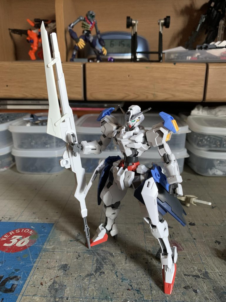 腰アーマーにエスカッシャンを貼り付け。ロッドライフルにはスローネⅡのGNバスターソードのパーツを取り付けました。こちらは驚くほどのジャストフィットで驚きました(語彙力)。