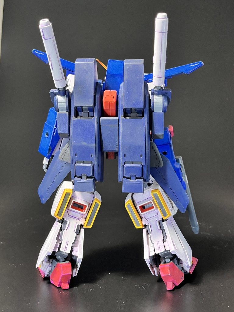 背面です。バックパック大きすぎて何かわかりません。バックパックの横幅と肩軸から上の長さが影響して腕を大きく前に振れません。アニメでは躍動していたのですが…二次元のなせる技ですね。