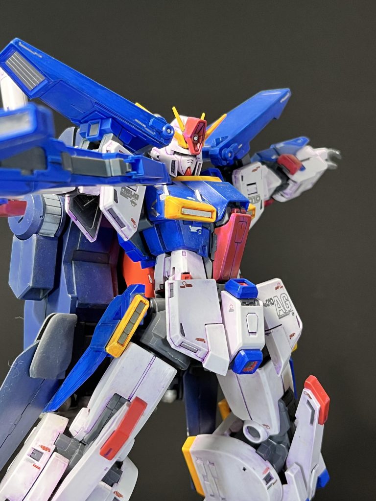 アクションポーズも決まります。これで完全変形ってまさにバンダイ脅威のメカニズム。何度か遊んでいるうちに、足首の軸を折ってしまい、真鍮線で軸うちし、修繕しています。それ以降怖くて変形させていません?