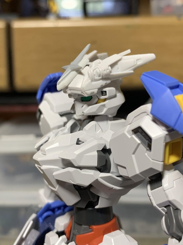 頭部に1/550デンドロについてるステイメンの腰ブースターを羽飾り風にデコレート。その他にもちょこちょことパーツを貼ります。