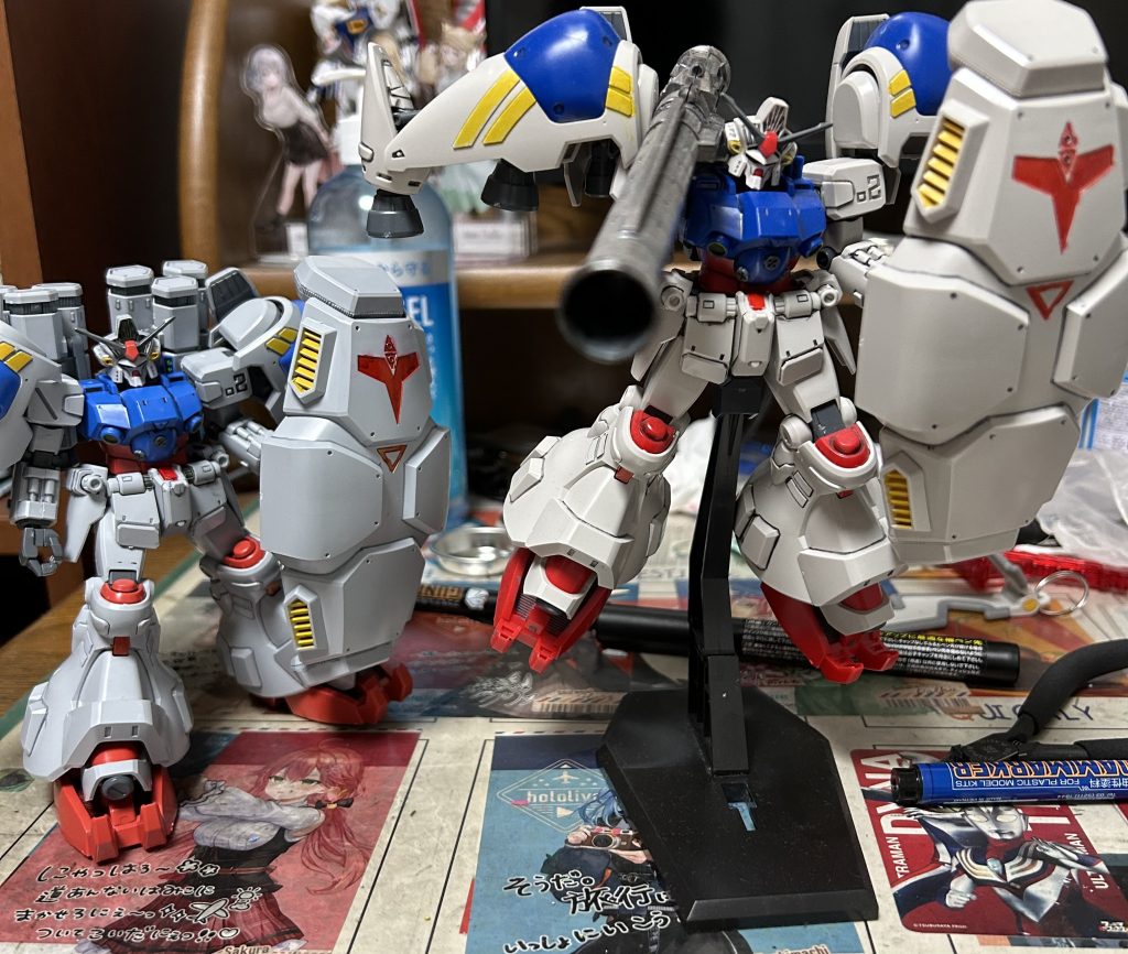 一年前に作った原作仕様のガンダム試作2号機と。カラーリングもだいぶ違う。エクバはMLRSのカラーリングなのかな…？