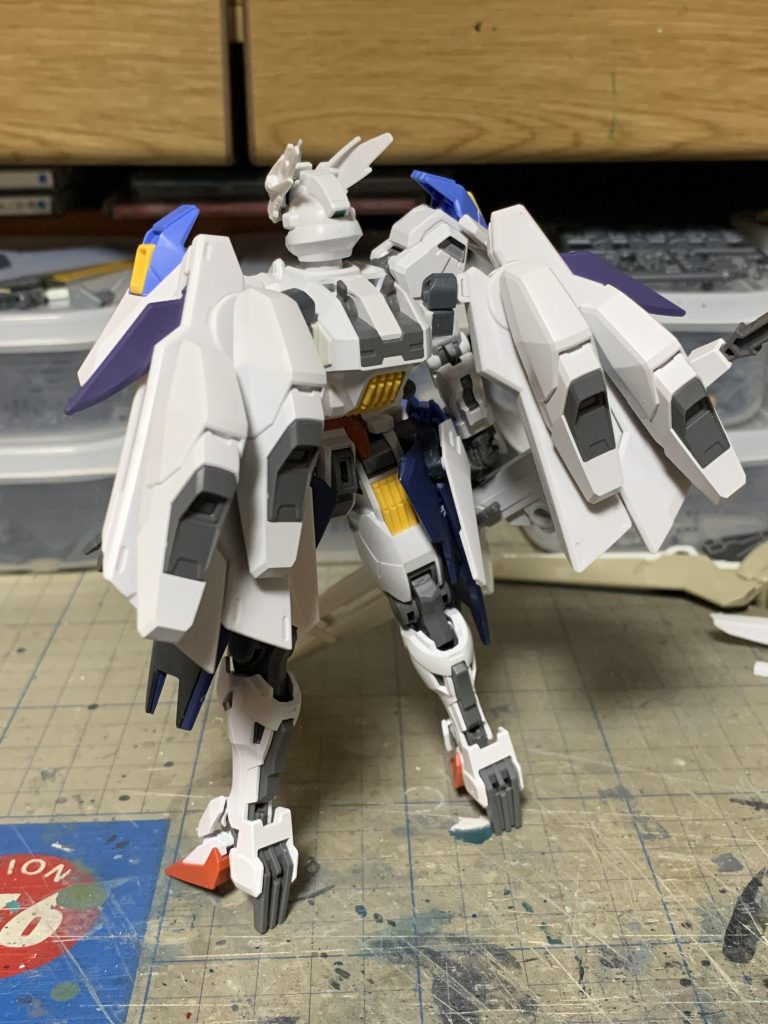 バックパックにベギルベウのウィングを持ってきてロッドライフルのブースターを並べて貼り付け。多少稼働できるようにしています。