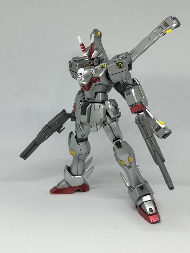 メインカメラ以外はエナメルは使用せず、リアルタッチマーカーで墨入れ。ガンダムマーカーエアブラシを使う都合上、調色はかなり面倒だったので、フレーム、武器類はリアルタッチマーカーで墨入れした後に艶消しのトップコートで仕上げています。