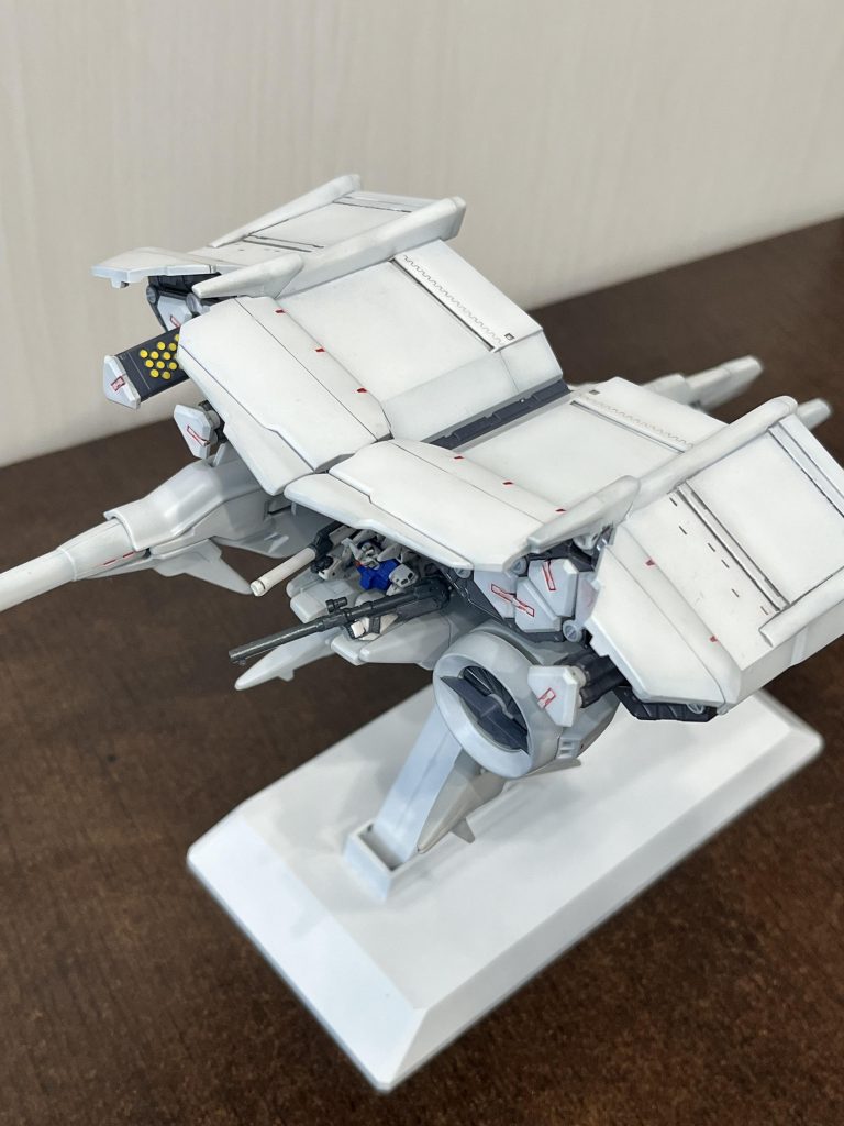 上から。墨入れ、付属シール、コンテナに赤ライン入れました。 