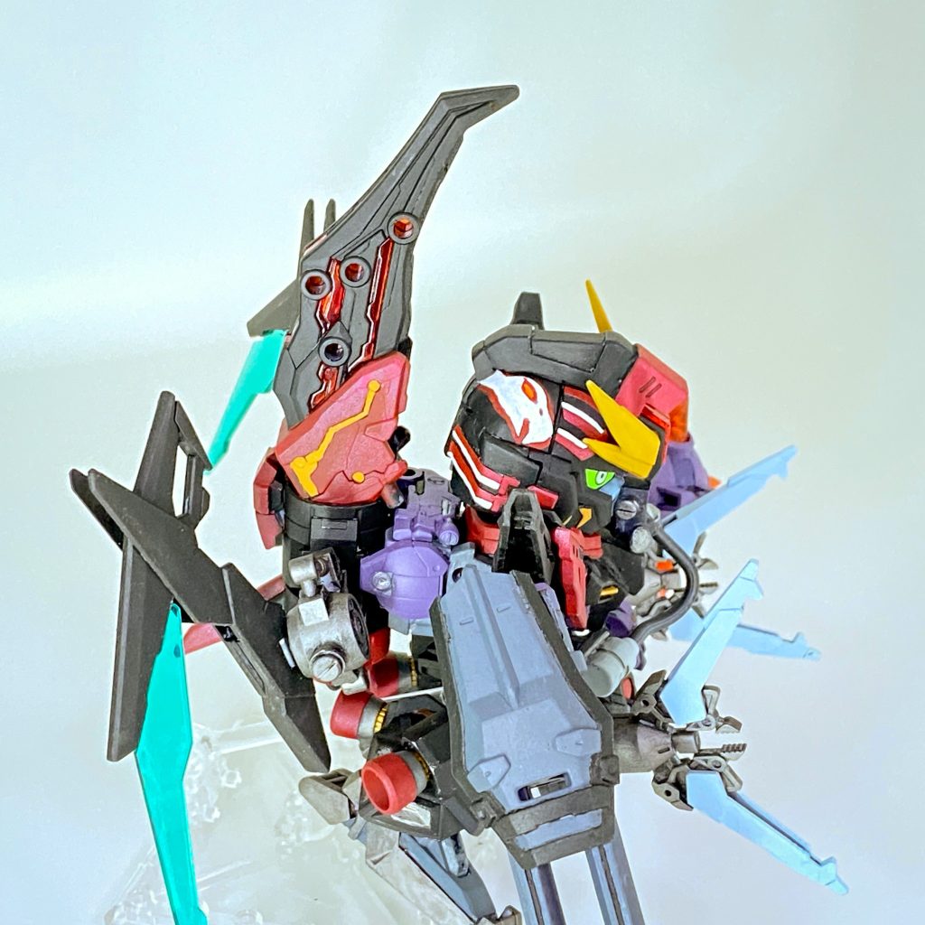 頭部の絵柄は、製作時にたまたま見ていたトップガンから、マーベリックが被っていたヘルメットがカッコよかったので、エースパイロットっぽく見えるかなと思い頭部のディテールモチーフにしてます。そのままだとつまらないので、ヴァルチャー(訳ハゲタカ)の絵柄に変更してます。