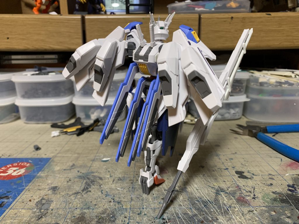 あとは股関節を上下組み替えて身長伸ばしたり、エスカッシャンをあっちこっちに接続したり、本体成形色を活かして部分塗装で仕上げたりしています。そう、本体はほとんど塗装してません。差し色入れただけ。エスカッシャンは筆塗りでカラーレシピ不明の適当調色したメタリックな色を塗っています。今回は元々のキャリバーンの色が良かったのでそれを活かしてミキシング中心に作ってみました。おかげでかなりストレス無く楽しんで作る事が出来ました。それでは皆さんご清聴ありがとうございました。