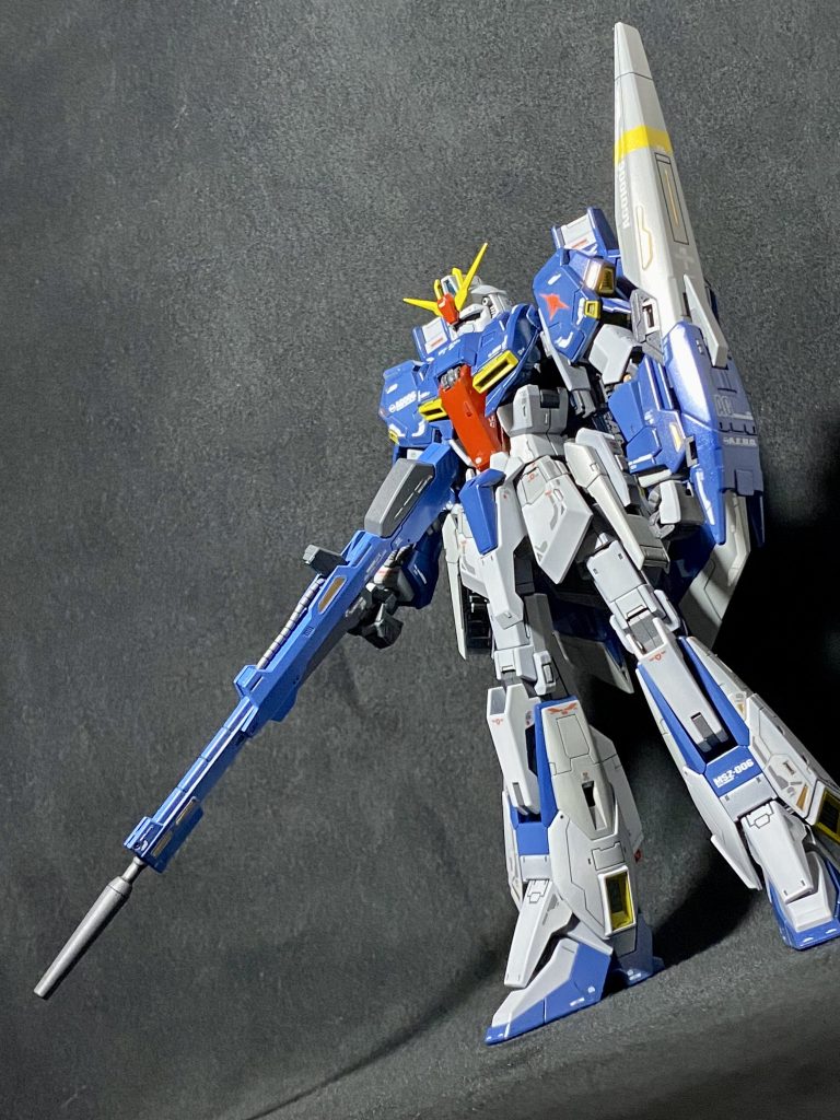 いつのもΖカラーでは覇気がでなかったのでガンダムベースで惚れ惚れしながら眺めていたマイスター作品を調べたら仮想?アムロZがあったんですね!ただでさえ細かで多量な部品であちこち困惑な配色もありますが出たとこ勝負なんで気にしませんw