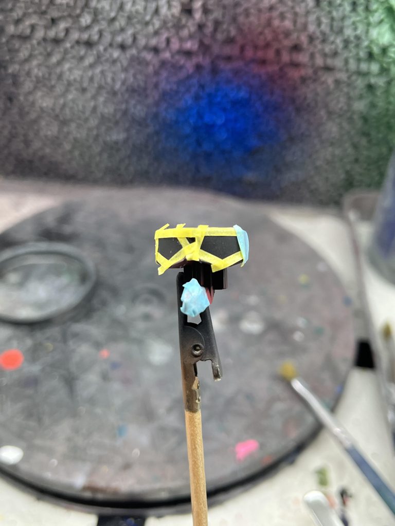 マスキングで型をとってその上から塗装しました