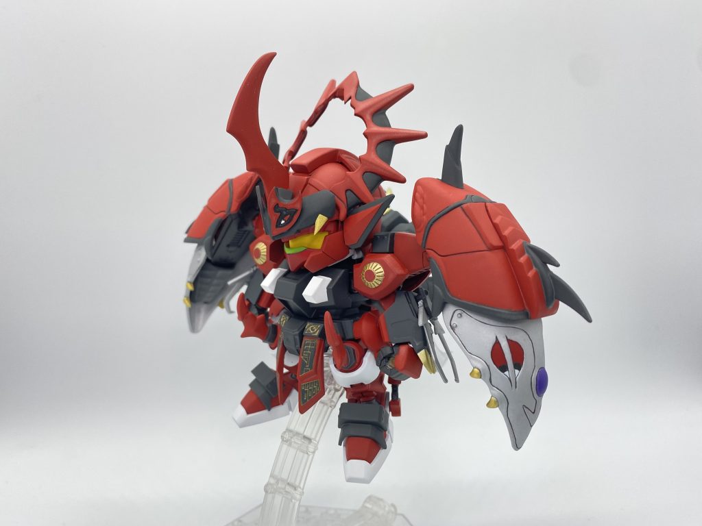 側面から。両肩に闇皇帝のモンスターヘッドを配置。闇皇帝を従えている感じを出したかったので満足の出来です。