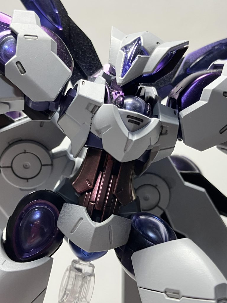 所々のクリアパーツにはサファイアブルーを後ろから吹いて輝く仕上がりにできました！下腹部を見てもらうとわかるのですがブルー、レッド、パープルでグラデーションを塗装しています！