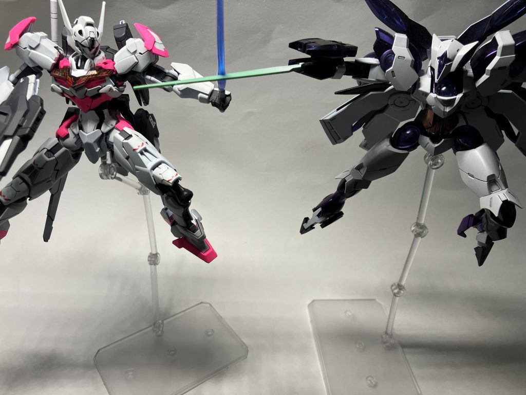 ルブリスと戦わせてみました！プロローグのあの戦闘シーンを再現できるのは嬉しいです！できれば今度ルブリスを買って量産型ルブリスに改造しようかと思ってます！