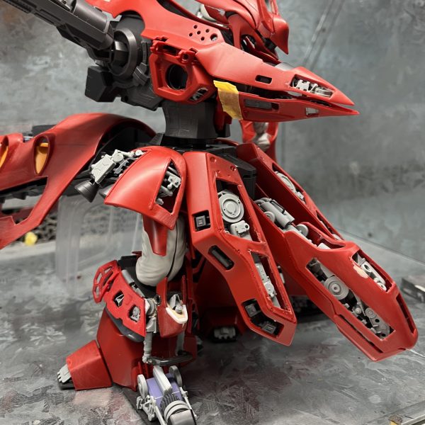 1/144HG ナイチンゲール製作中。モナカ構造を利用してまだ1/144モデルでは誰もやっていない(たぶん)、ハッチフルオープンモデル仕様にしています。フレームや内部パーツは全てジャンクパーツを使用。パーツの切断は超音波カッターでやりました。（2枚目）