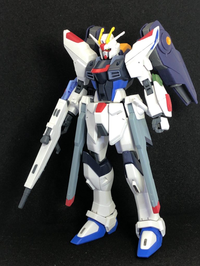 『フリーダム』と『ストライクフリーダム』をメインにミキシング。背中については、最初のウチはどちらのバックパックでも手に余るであろうと思い、水星キットの『ミラソウル社製フライトユニット』に切り替え機動力に重点を置いています。