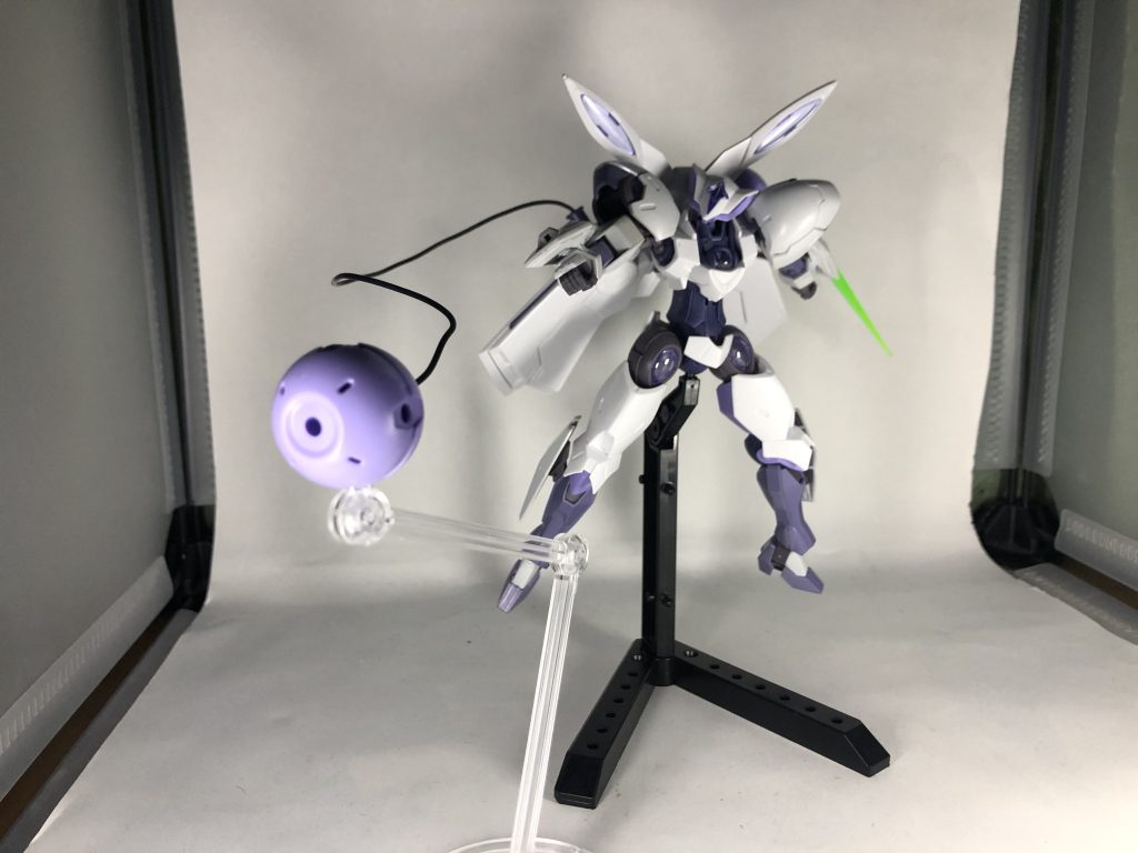 装備も大して変更しておらず、強いて言うなら両腕のベイオネットを小型化したのと、足部を爪状から一般的な足に変えたぐらいです小型化したベイオネットは｢ベイオネットⅡ｣とでも称しましょうか　性能としては、ビームガンとビームサーベルを1つの銃口に集約させた複合兵装なだけで、特別な機能などはありませんソードユニットからビームサーベルに変更されたぐらいですからね💦こんな感じで特に考えた設定もなく頭を空っぽにして行ったミキシングなので、これまでの凝った(と思ってる)過去のオリジナルガンプラたちとは掛け離れた存在ですですが、たまには設定など気にせずに今回のような作例があっても良いのかなと思いましたまた、近いうちに凝った設定のオリジナルガンプラを投稿出来たらと思いますその時は、ご覧頂けると幸いです今回は以上となります最後までご覧頂きありがとうございました