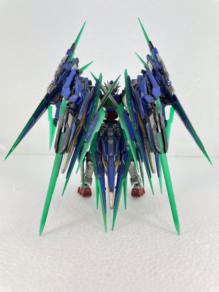 装備GNソードⅢ×2、GNソードⅣ×2、GNソードⅤ×2、GNカタール×2、GNソードビット×18、GNシールド×3.、GNドライブ×4、無人支援機クアンタキャノン×2(疑似GNドライブ、ティエリアの遠隔操作)と、いったところでしょうか。ノーマルクアンタのバックパックにGNシールド用パーツを増設、さらに軸改造でGNシールド&GNソードⅣをツイン化、腰背部の3 mm ジョイントにGNシールドを取り付けました。1機のクアンタに武装を集中させたので、あまった脱け殻クアンタにジャンク品などで肉付け、露払い役のクアンタキャノンにしてみました。