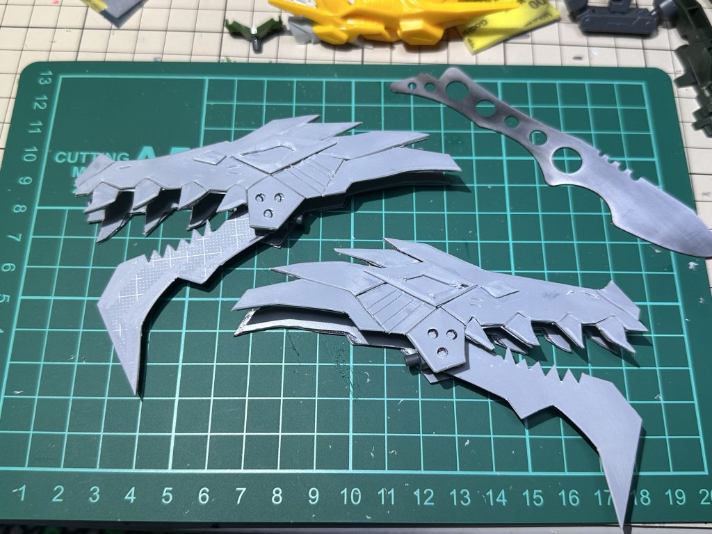 特徴的なドラゴンのウィングは、プラ板などで、作成しました。ウィングの塗装は、尿素を使用した結晶塗装（クリスタル塗装）というもので、独特な模様付けを行っています。