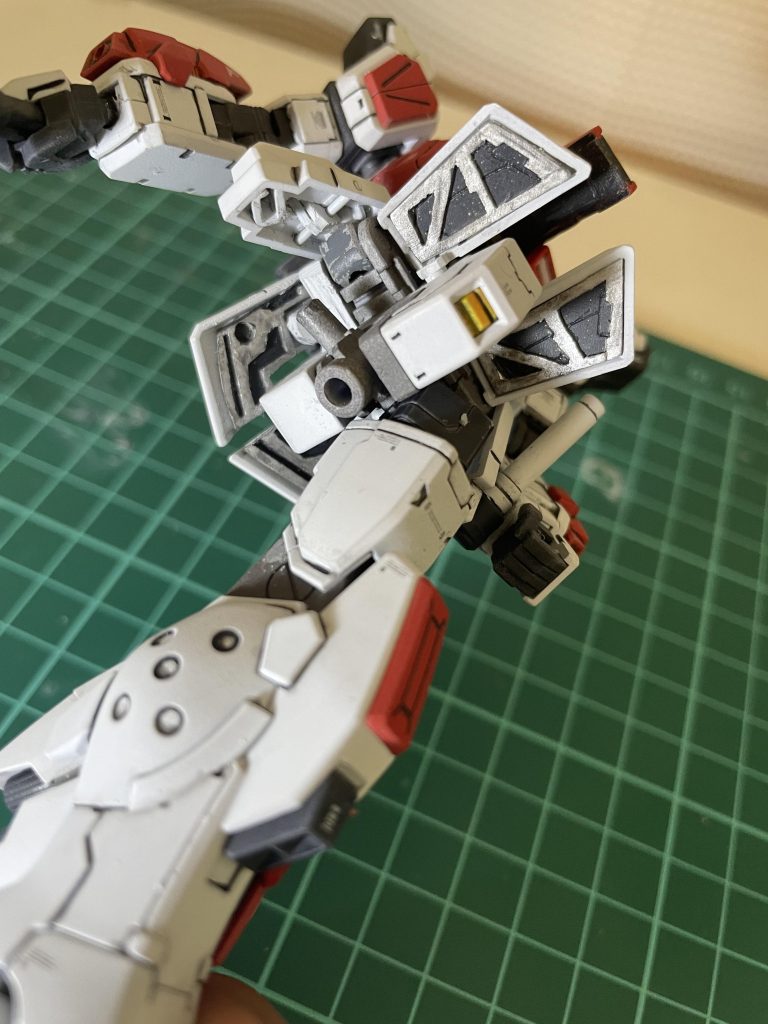 リアスカートとフロントスカートには裏打ちパーツをフルスクラッチして取り付けました。
