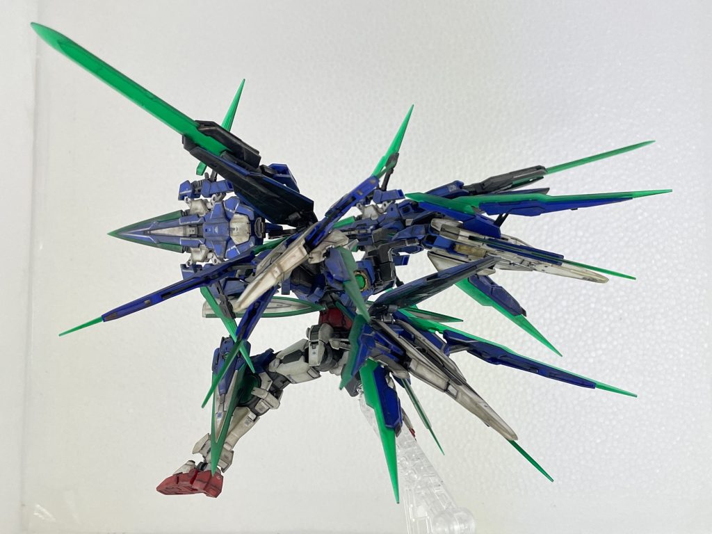 GNドライブ4基の完全同期によるエネルギーで本機の機動力、反応速度、各武装の威力、管制力も桁違いに上昇。すべてのGNソードをビット化し遠隔狙撃、防御、量子ワープ等、様々な運用が可能。またGNソードⅢⅣⅤにエネルギーを集中、星をも切り裂くような光の翼を発動、圧倒的な破壊攻撃を炸裂させる。