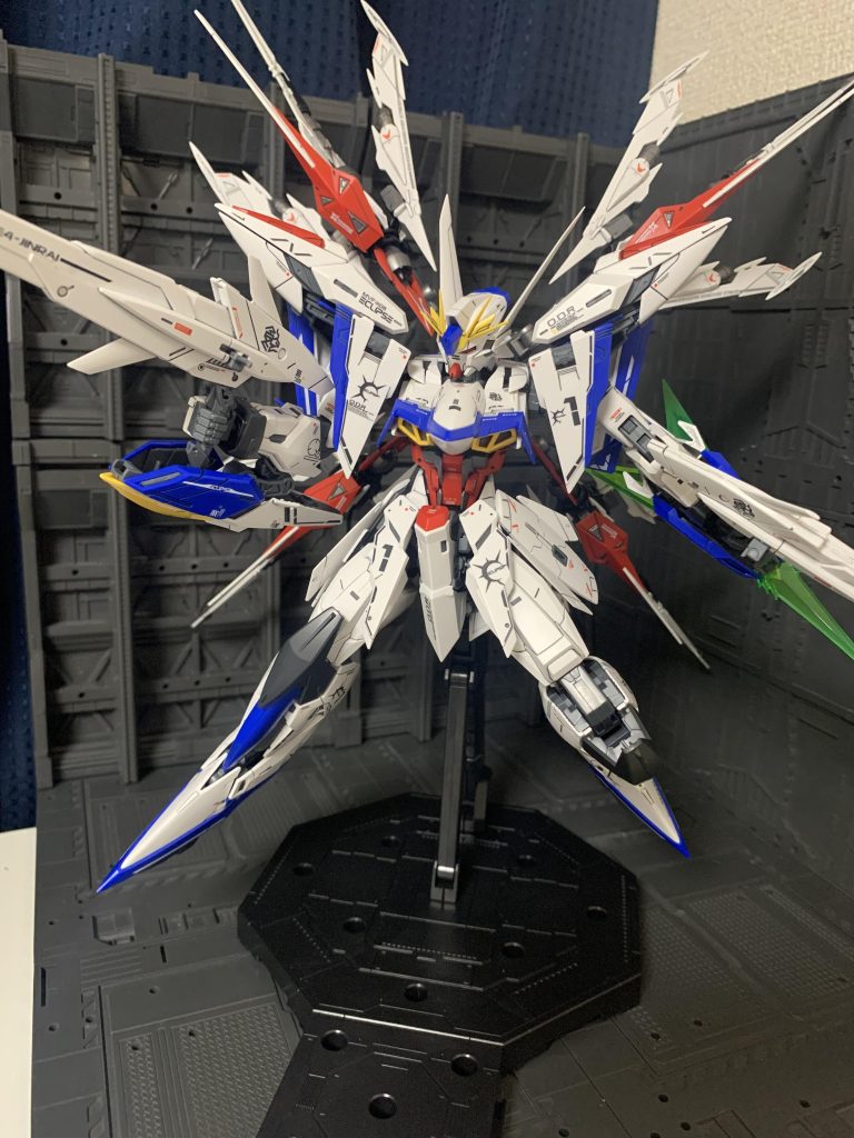 サイドから。全身とがっていて、強そうです。墨入れとデカールだけでも満足できます。