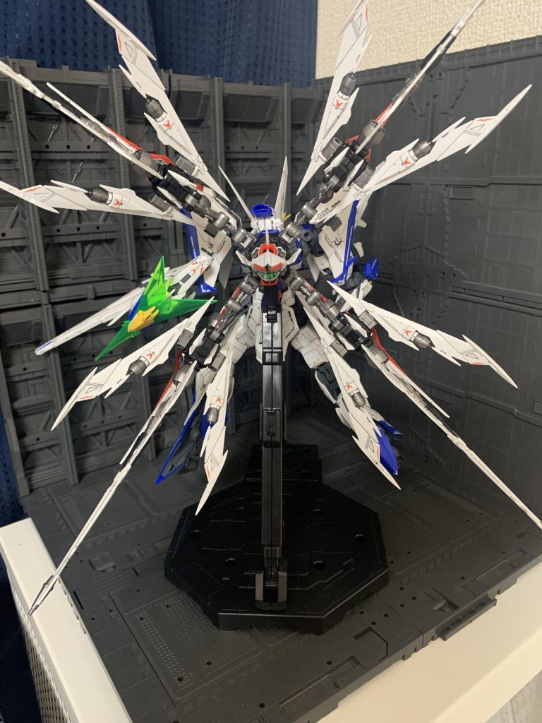 背後から。密度がすごいですね。マニューバストライカーのグレーのみ焼鉄色で塗装しました。