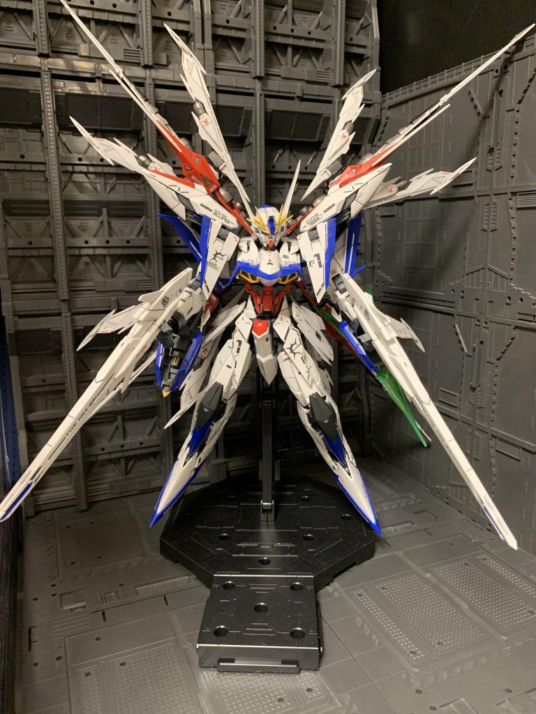 正面視から。マニューバは攻撃にも使えるのでしょうか。ムッチャ強そうですね。