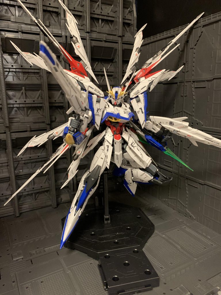 ビームライフル二丁持ちで。思っていたよりかなりボリュームありますが、かなりかっこいいです。