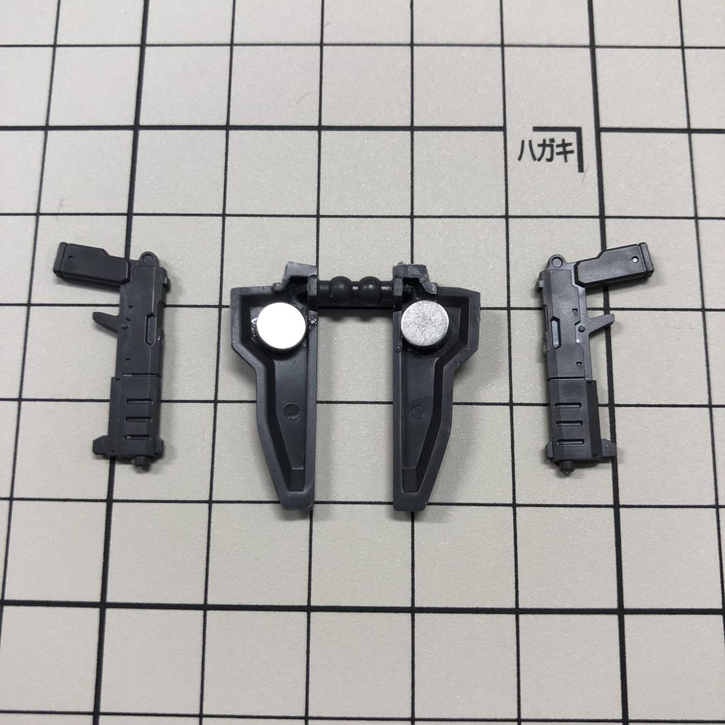 さて、本題のハンドガン収納。まずはフロントスカートの裏に瞬間接着剤で磁石を貼り付けて