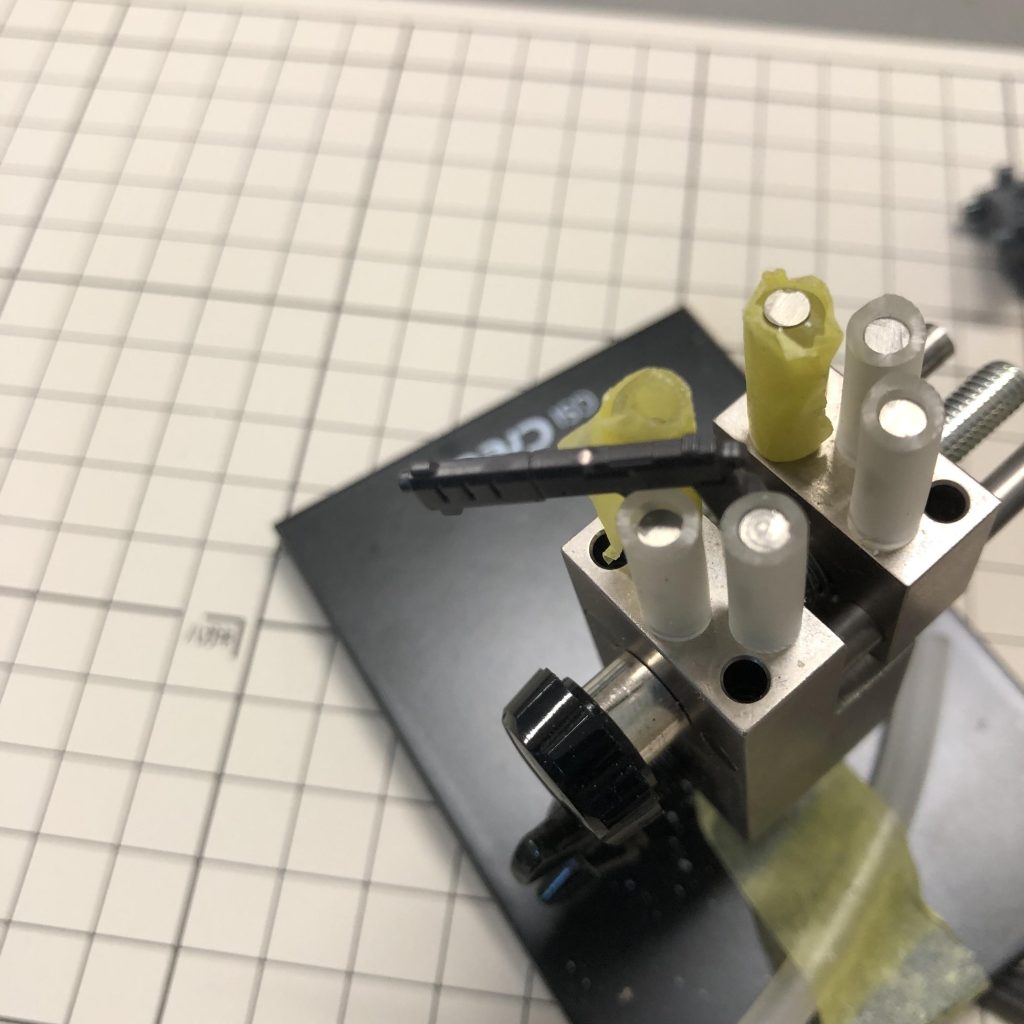 ハンドガンの上部から0.8mm穴をあけ、瞬間接着剤をつけたクリップを3mmくらい？差し込みカットします。