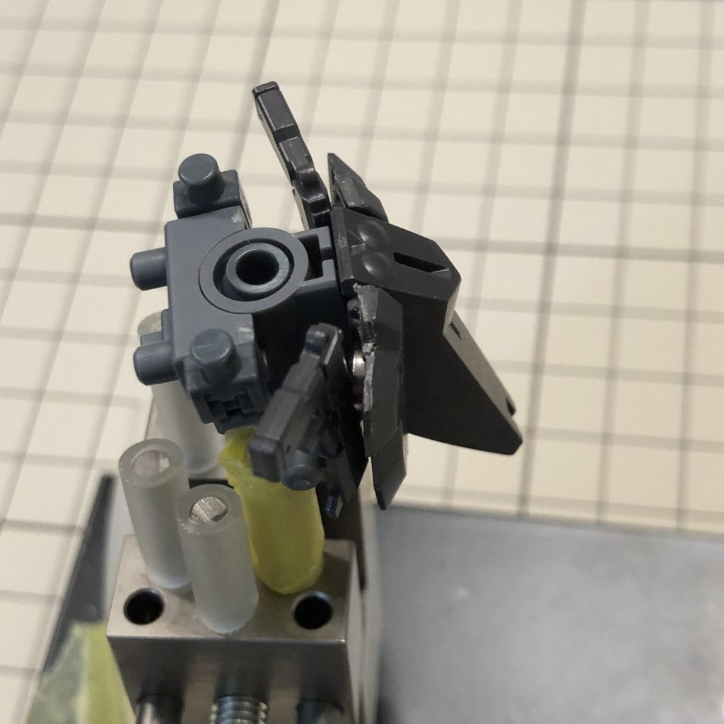 するとめでたくスカート裏にくっつくので、フロントスカートのハンドガンの造形部分を切り取って完成です。もう少し薄い磁石を使うともっと自然な感じになると思います。今回は2mm厚の磁石だったと思いますが、可動にはほぼ支障がありません。なお本物のハンドガンはフロントスカートの造形よりもちょっと大きいので正面から見ると先端付近がはみ出ているのがわかります。(2、3枚目の写真がわかりやすいかな)最後までご覧いただきありがとうございました。ではまた。